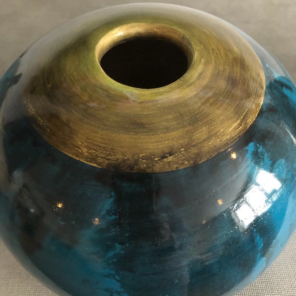 Round vase in aqua with gold top rim 